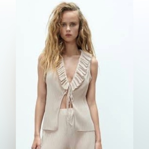 Zara Tops - ⭐️Host Pick⭐️ Zara Pleated Ruffle Tie Front Top Cream Sleeveless Large NWT